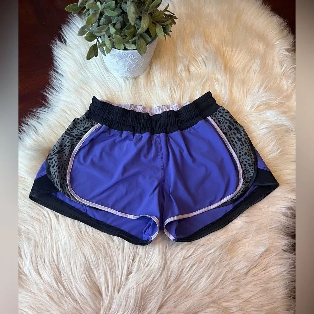 Lululemon purple/animal print hotty hot shorts sz 6